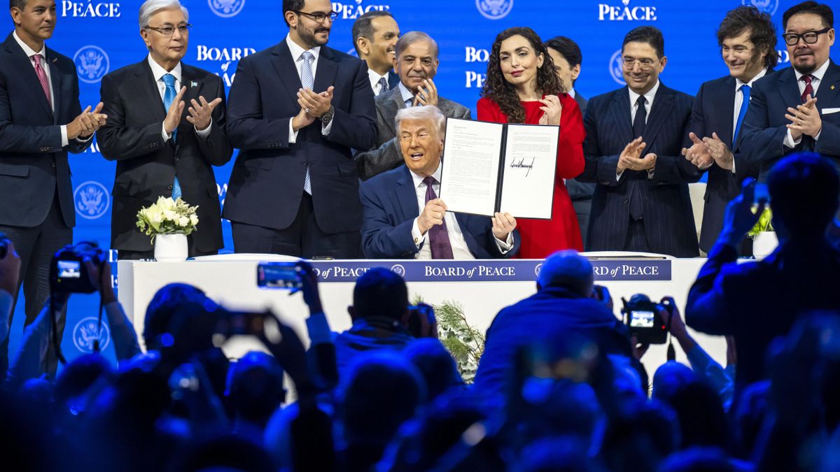 Donald Trump muestra la carta en la que se ha firmado la iniciativa Junta de Paz, rodeado de un grupo de líderes mundiales.