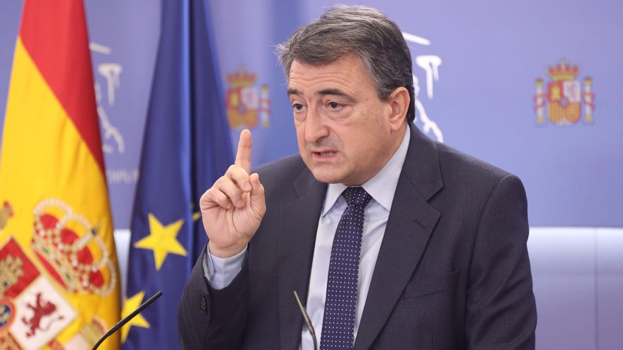 El portavoz del PNV en el Congreso de los Diputados, Aitor Esteban, interviene en una rueda de prensa previa a una Junta de Portavoces en el Congreso de los Diputados, a 3 de mayo de 2022, en Madrid (España).