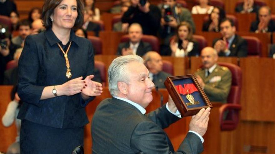 Rubén Cacho / ICAL La presidenta de las Cortes, Josefa García Cirac, entrega la Medalla de Oro de las Cortes al presidente de la Asociación de Víctimas del Terrorismo de Castilla y León, el comandante Juan José Aliste