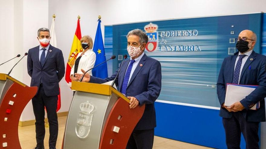 Rueda de prensa del presidente Miguel Ángel Revilla para anunciar el cierre de Cantabria. Archivo