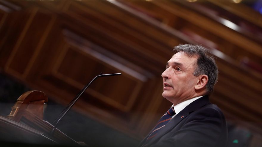 El secretario general del PCE critica que las fuerzas de seguridad y la Justicia permitan el "acoso sistemático" contra Iglesias y Montero