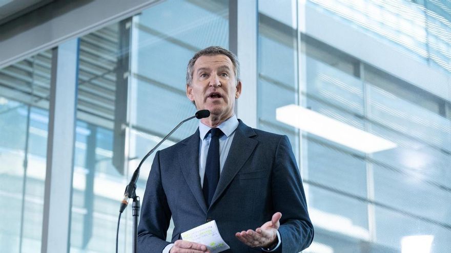 El presidente del PP, Alberto Núñez Feijóo, durante su visita a la sede de la empresa Isdin, este lunes en Barcelona