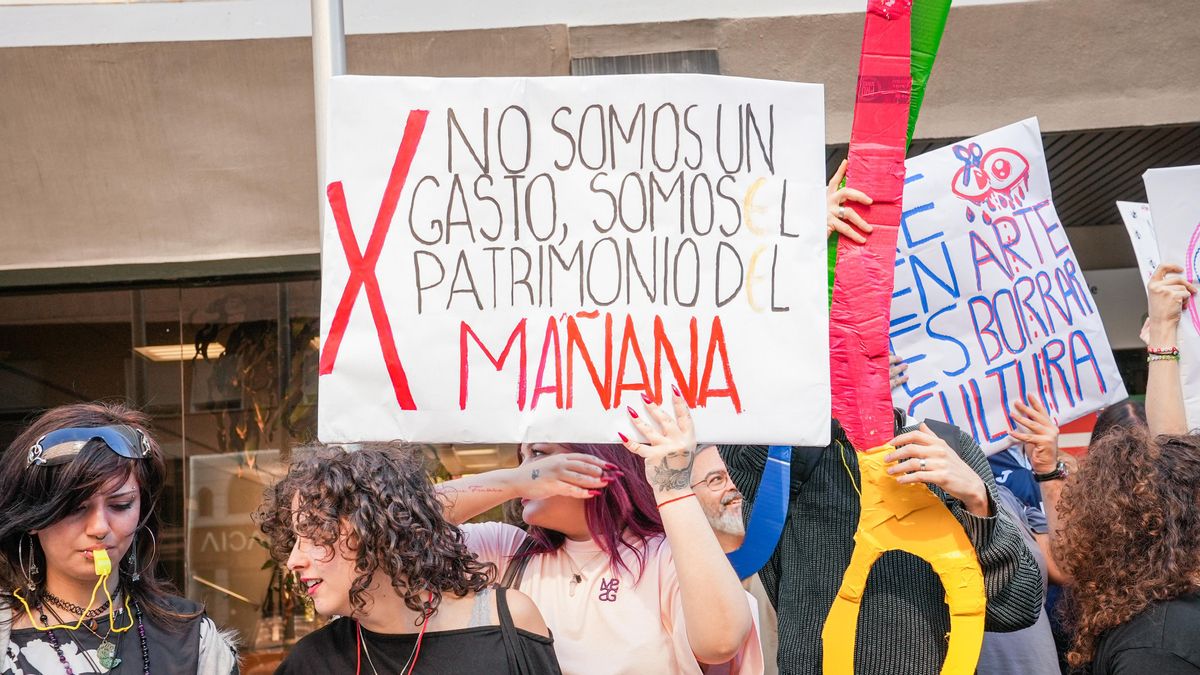 Concentración de la comunidad educativa de la Escuela Superior de Arte y Diseño Mateo Inurria en defensa de sus enseñanzas