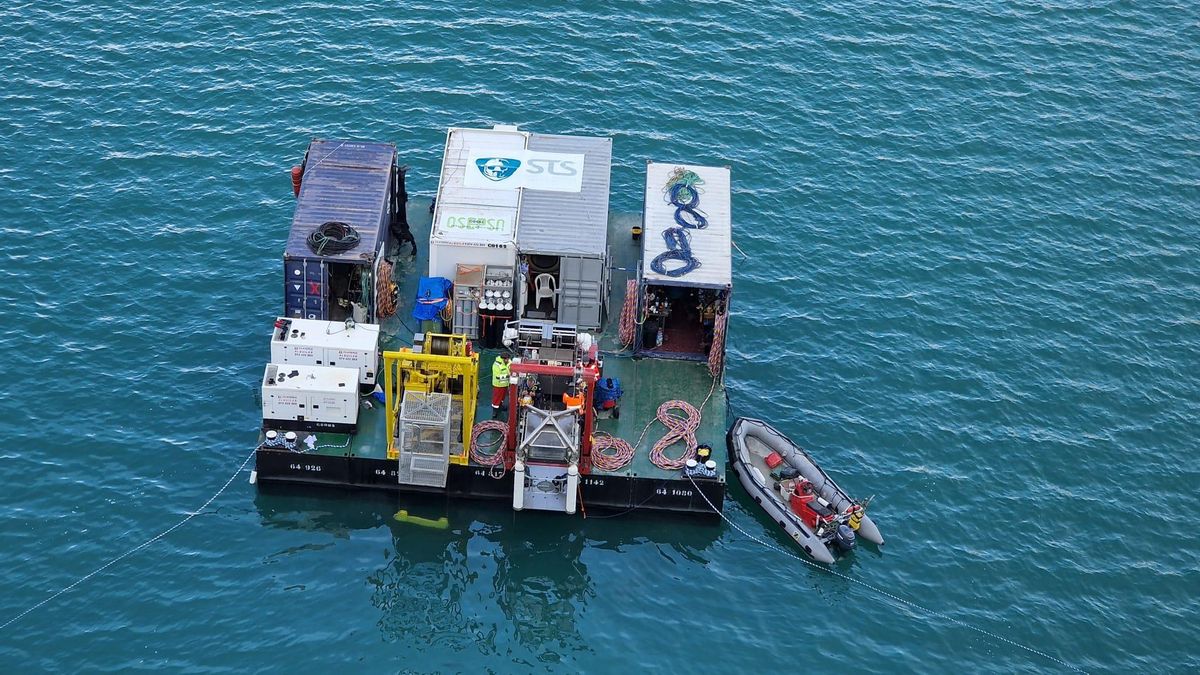 Buzos especializados trabajan a 50 metros de profundidad para reparar el desagüe del embalse de El Grado (Huesca)