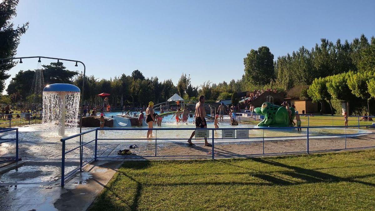 Gorro sí o gorro no: cuál es la norma en las piscinas públicas de León para los calvos, rasurados o personas sin pelo