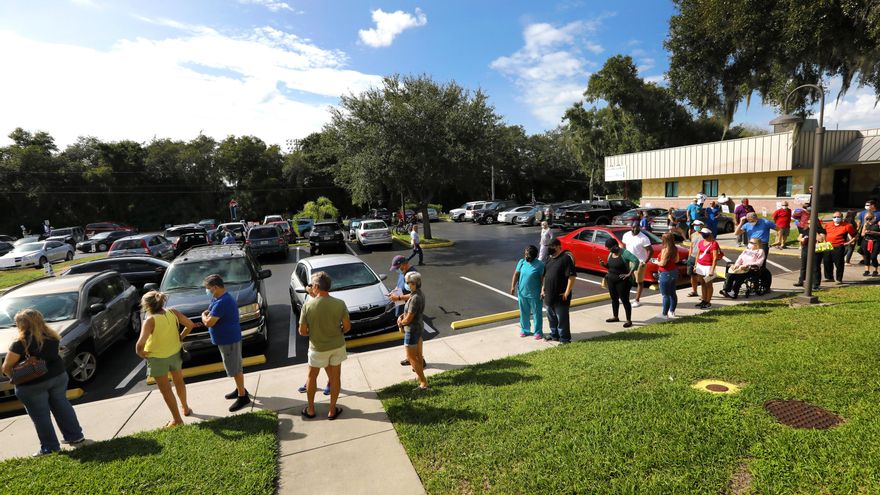 Una larga fila de votantes fue registrada este martes, antes de votar en las elecciones presidenciales estadounidenses, en Palm Harbor (Florida, EE.UU.). EFE/Peter Foley