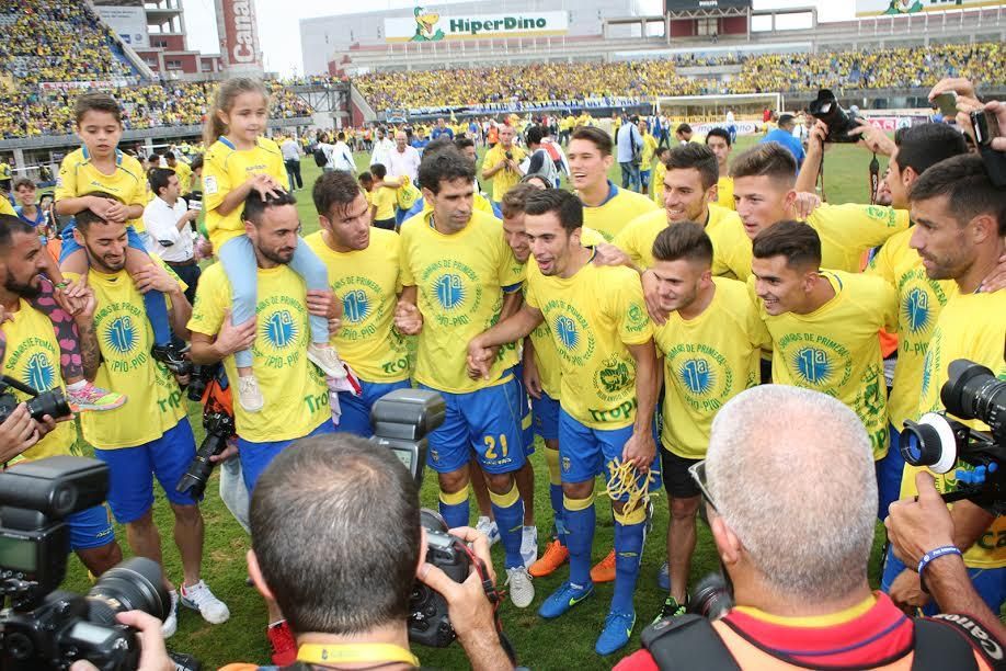 Los jugadores de la UD celebran el ascenso.  (ALEJANDRO RAMOS)