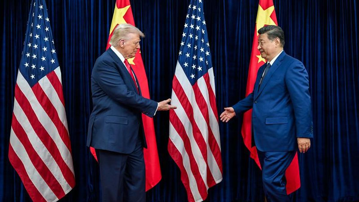 Trump y Xi se saludan antes de comenzar su reunión em Corea del Sur el pasado mes de octubre.