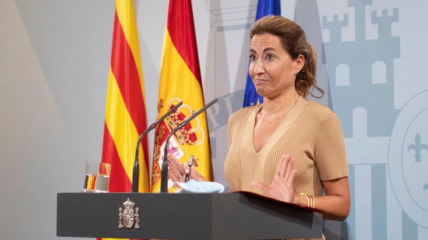 El Gobierno ha decidido suspender la inversión de 1.700 millones de euros prevista en el Aeropuerto de Barcelona-El Prat ante la falta de apoyo del Govern de la Generalitat, según ha anunciado esta tarde la ministra de Transportes, Movilidad y Agenda Urbana, Raquel Sánchez. El anuncio, que la exalcaldesa de Gavà ha hecho en una comparecencia en la Delegación del Gobierno en Cataluña, llega después de que el Govern asegurara el pasado fin de semana que no avalaría una ampliación del aeropuerto que "destroce" la laguna de La Ricarda y de que ERC haya decidido acudir a la manifestación convocada para el 19 de septiembre contra el proyecto de Aena. EFE/Marta Pérez