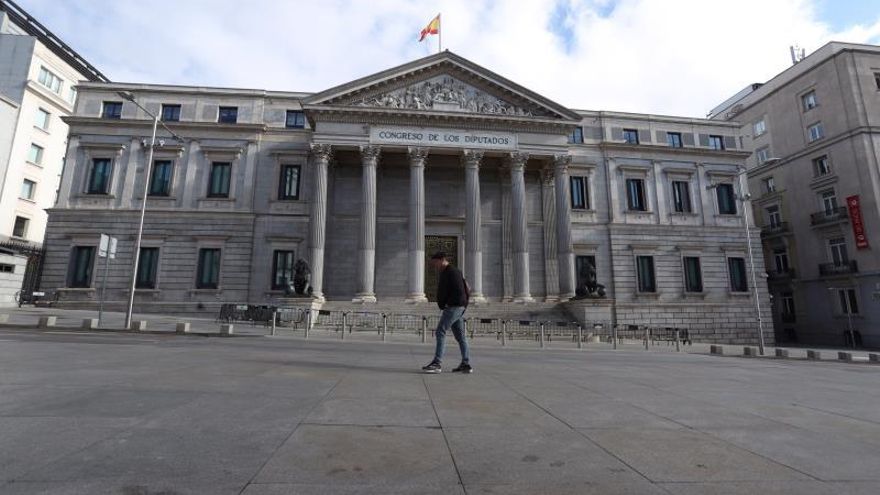 Un hombre pasa ante el Congreso de los Diputados, en Madrid.