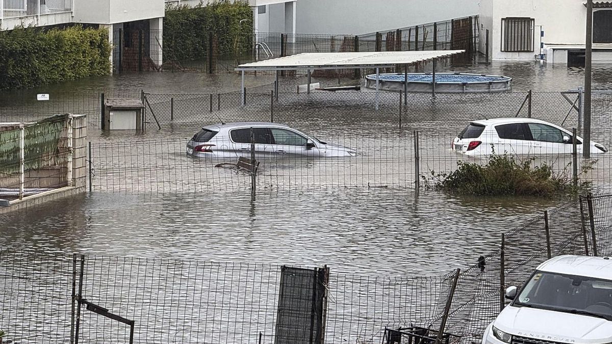 Inundaciones en la zona de la playa de Terranova en la localidad de Oliva este lunes.