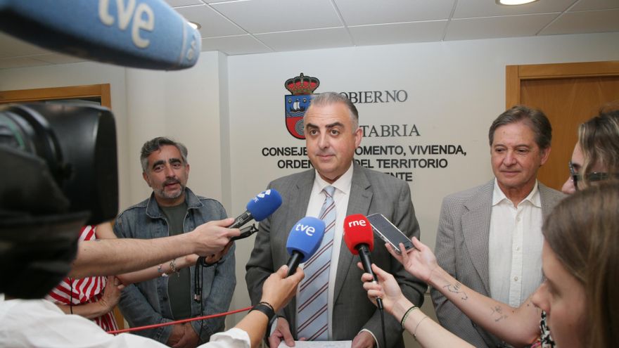El consejero de Vivienda, Roberto Media, realiza declaraciones con motivo de la firma del contrato de las 212 viviendas de alquiler asequible que se construirán en seis municipios