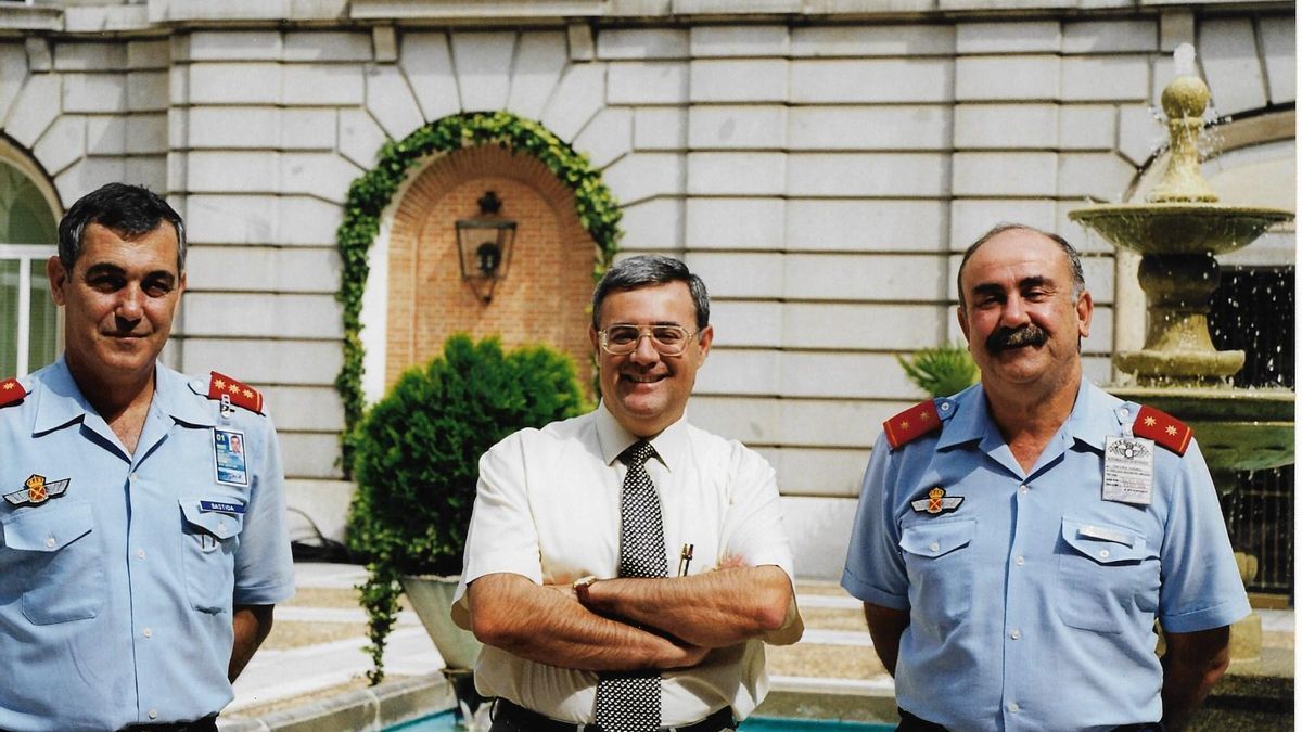 Ballester Olmos, entre el coronel Ángel Bastida y el teniente coronel Enrique Rocamora, en el cuartel del Ejército del Aire en Madrid.