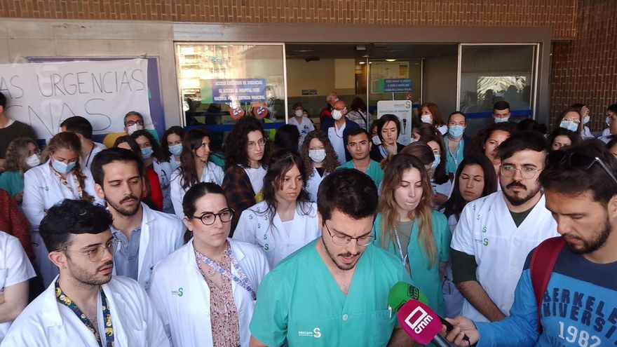 La rebelión de más de medio centenar de médicos MIR contra la “precariedad” en las urgencias del Hospital de Albacete