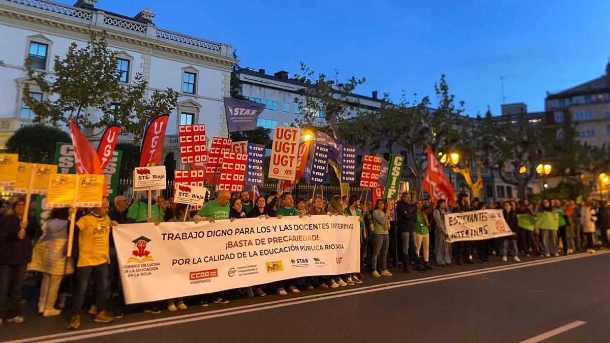 Numerosa protesta de los docentes interinos, que forman casi la mitad de la plantilla de la educación riojana
