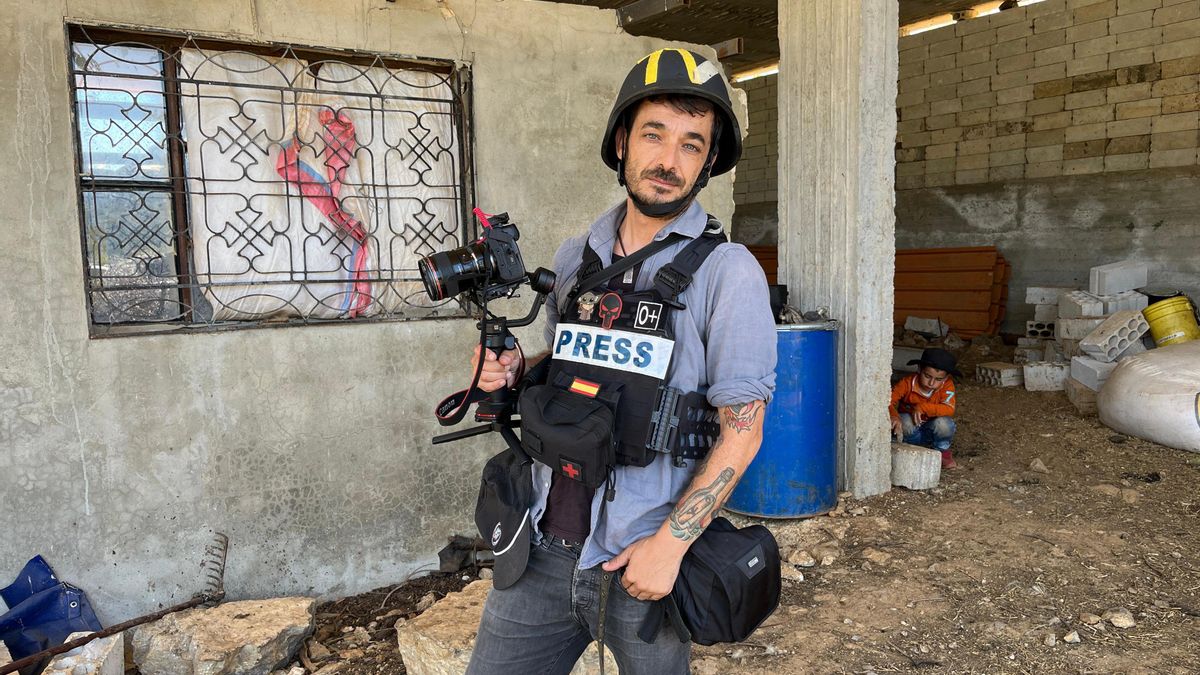 El fotoperiodista Diego Ibarra, con su equipo durante un trabajo.