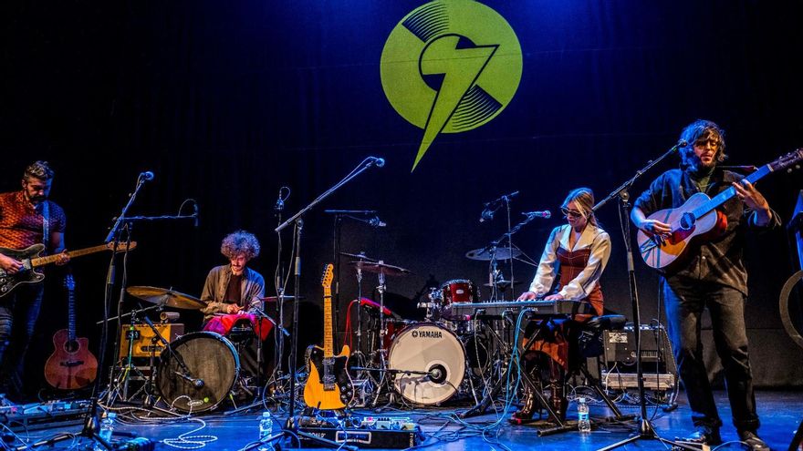 Rufus T. Firefly actúa en los premios Ruido 2026