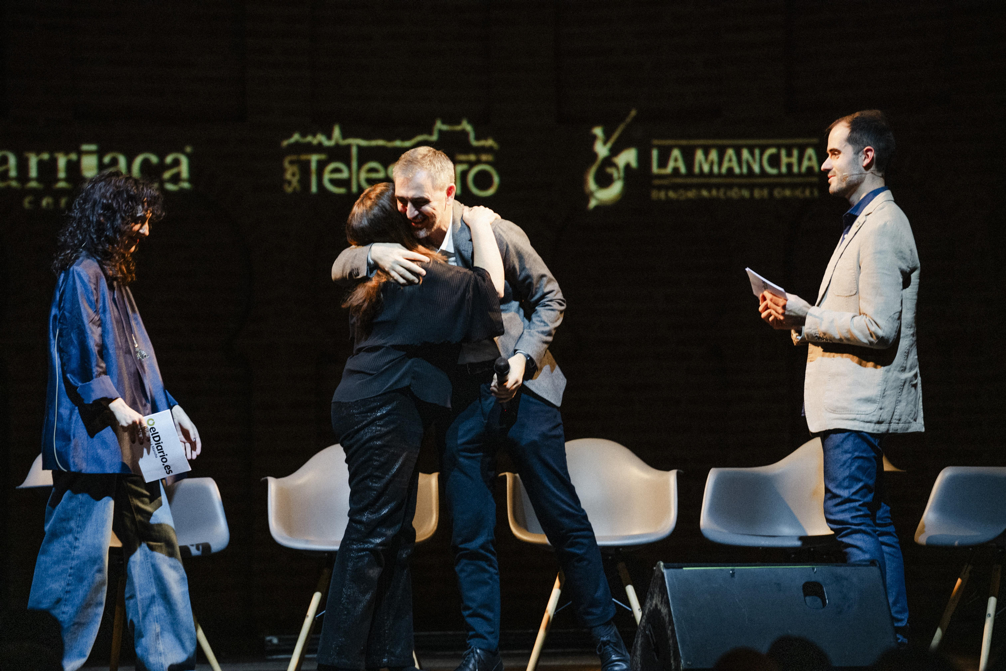 Abrazo entre Carmen Bachiller e Ignacio Escolar, directores de elDiario.es Castilla-La Mancha y elDiario.es, respectivamente