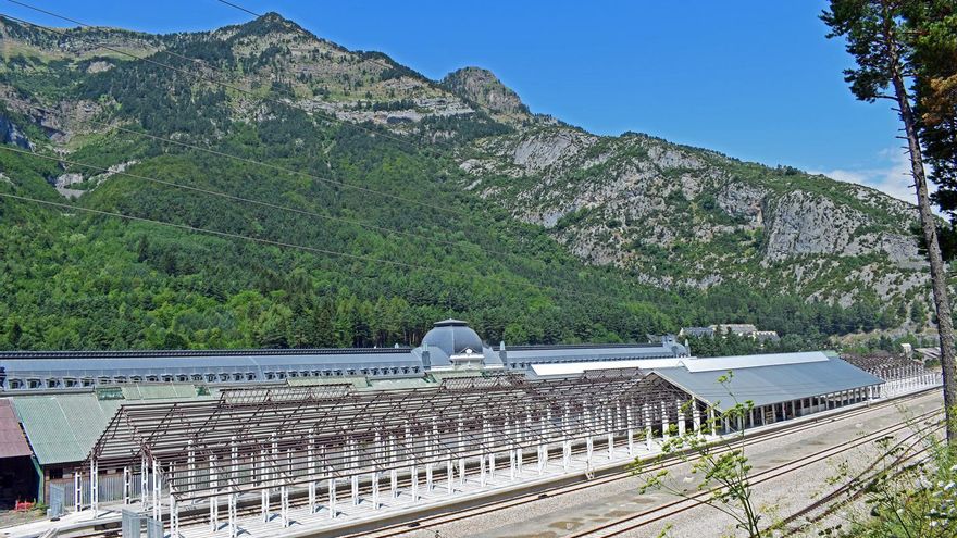 Vuelve Canfranc: la monumental estación de tren del Pirineo resurge con la vista puesta en el tráfico con Francia