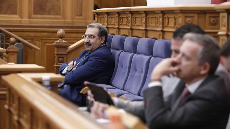 El consejero de Sanidad de Castilla-La Mancha, Jesús Fernández, en las Cortes regionales