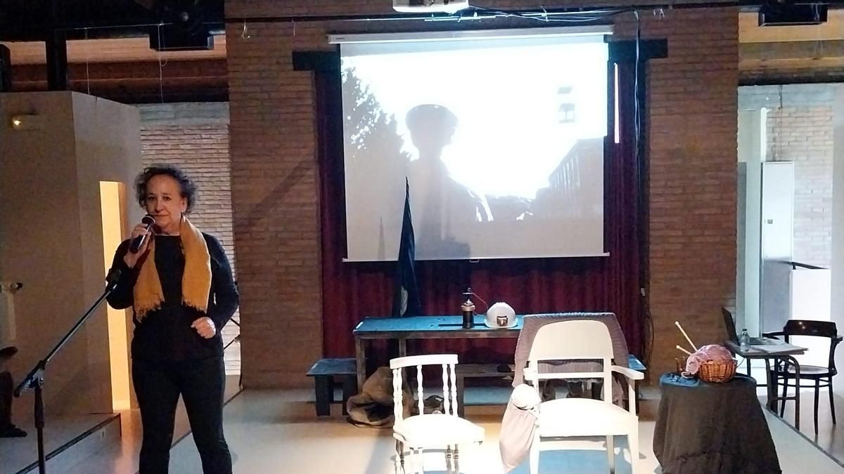 Lourdes Ferreras, interpretando la obra de teatro 'Negro sobre negro'. 
