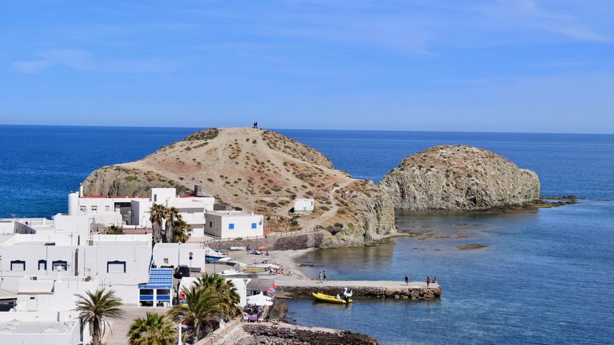 Mucho más que la “pequeña Mykonos”: el bonito pueblo andaluz con aguas cristalinas y un entorno volcánico
