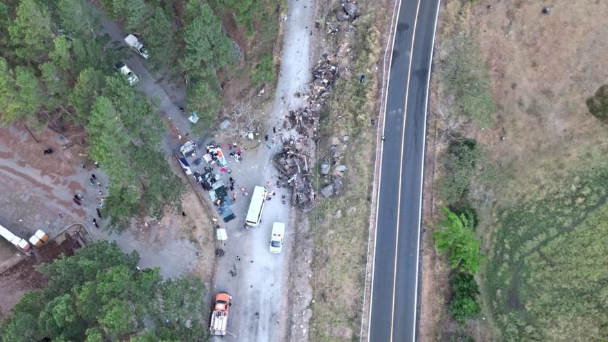 Suben a 39 los muertos al caer autobús con migrantes por un precipicio en Panamá