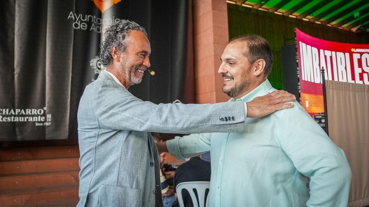 El presidente de la asociación de víctimas de Adamuz, Mario Samper, junto al alcalde del pueblo, Rafael Moreno.