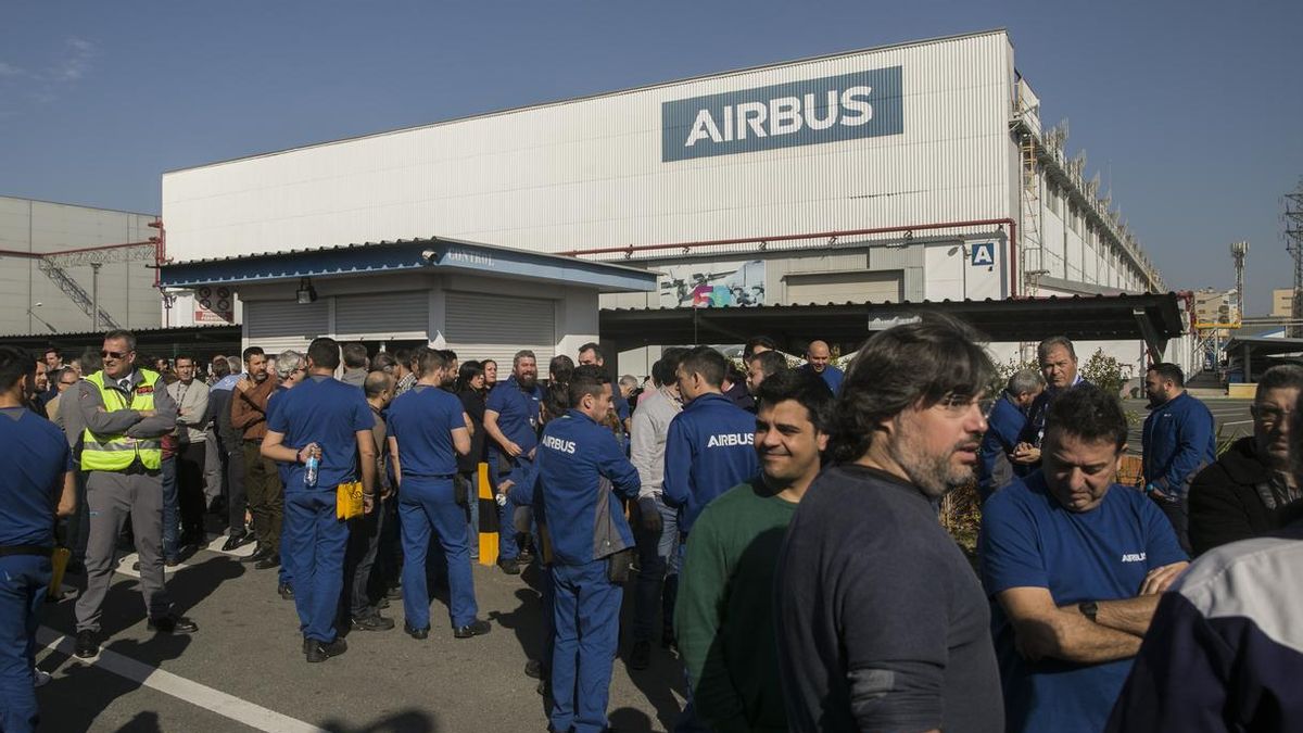 Trabajadores se concentran en su horario de descanso contra el plan de ajuste laboral presentado por Airbus. En la puerta de Airbus Tablada, Sevilla.