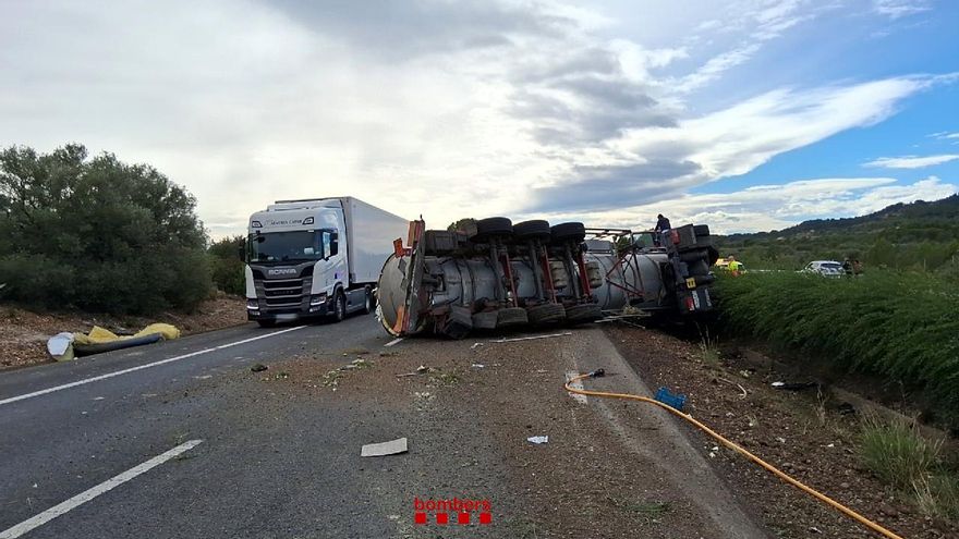 Un camión cisterna volcado obliga a cortar la AP-7 durante más de 30 horas y provoca retenciones de 13 km