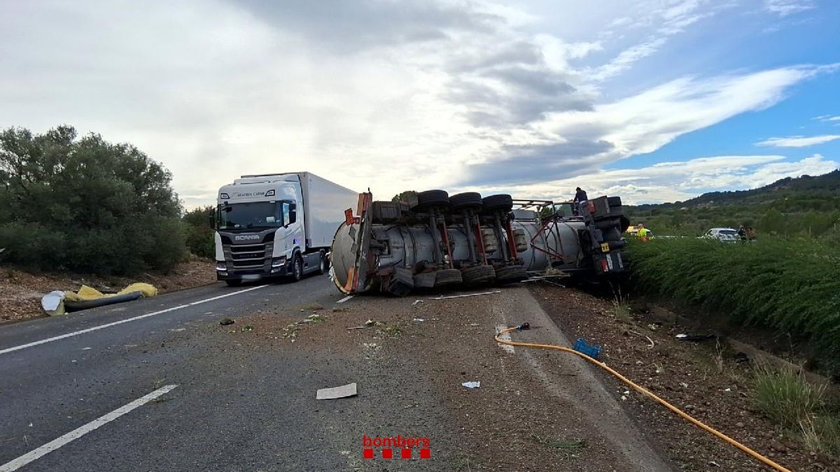 Un camión cisterna volcado obliga a cortar la AP-7 durante más de 30 horas y provoca retenciones de 13 km