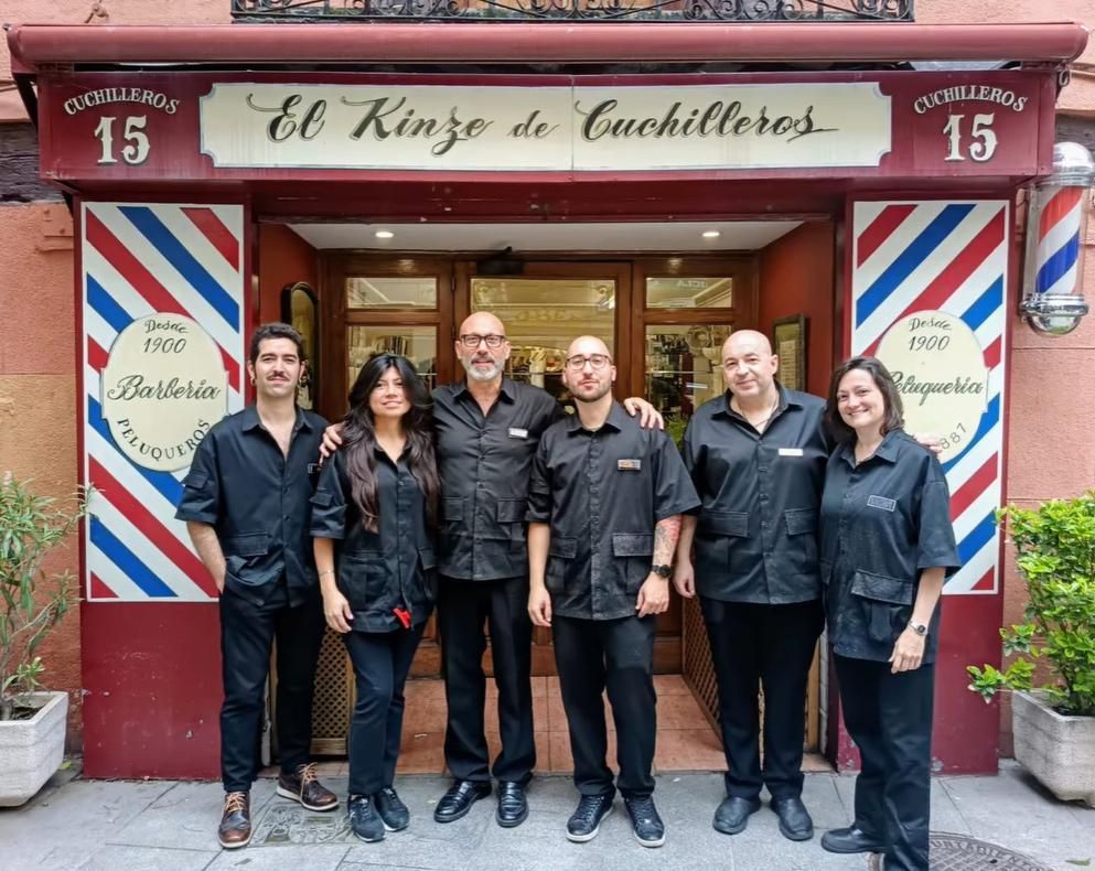 El equipo que dice adiós en la barbería más antigua de Madrid