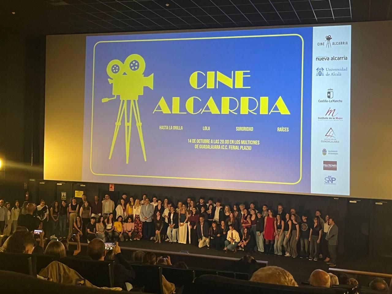 Fotografía de familia del equipo que ha realizado los cortometrajes de Cine Alcarria en la gala de estreno.