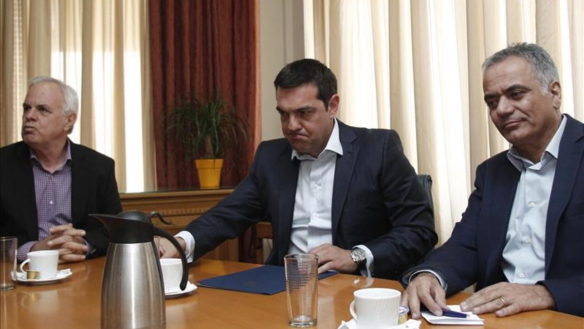Alexis Tsipras junto a dos de sus ministros. EFE