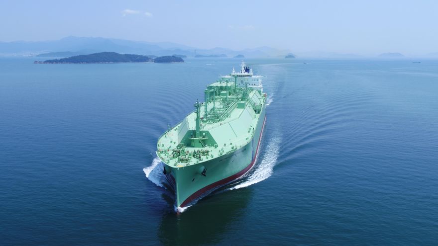 Las claves por las que Sánchez se reúne con el fondo de Singapur en Davos: el gas natural licuado y las baterías