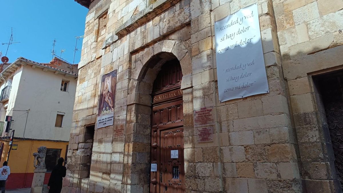 Obispado y Junta dan 'un toque' el cura del Mercado por volver a taladrar la iglesia protegida para colgar carteles