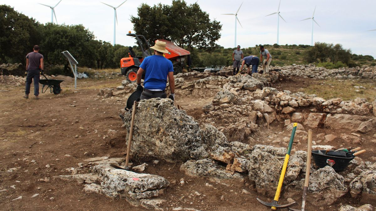 Excavaciones arqueológicas en La Graja de Higueruela y los molinos al fondo