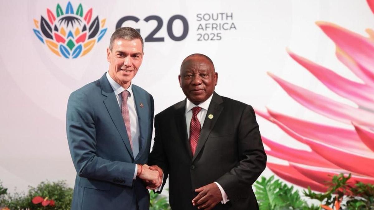 El presidente del Gobierno, Pedro Sánchez, saluda al presidente de Sudáfrica, Cyril Ramaphosa, a su llegada a la Cumbre del G20.