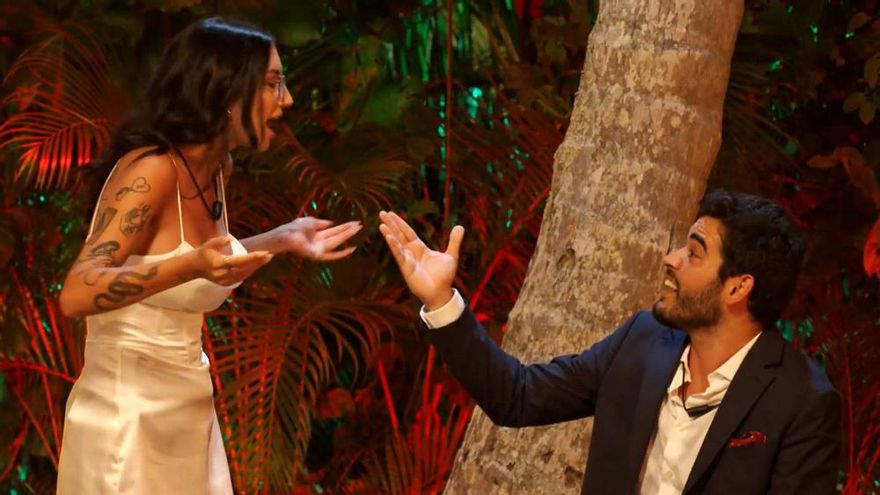 Bronca en la hoguera final de Adrián y Naomi en 'La isla de las tentaciones': "Tres veces he hecho el Kamasutra"