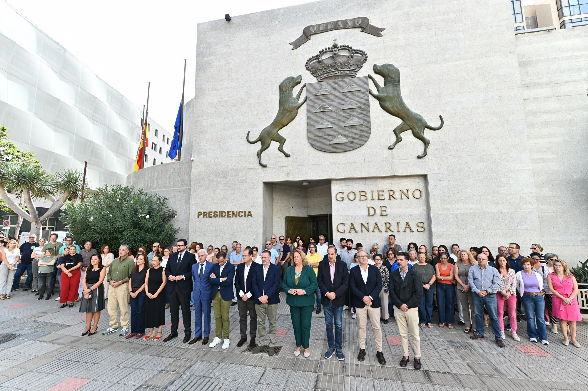 Integrantes del Gobierno de Canarias, en Las Palmas de Gran Canaria, durante el minuto de silencio.