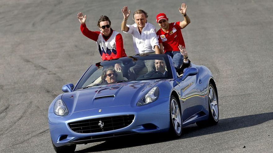 Francisco Camps (al volante) y Rita Barberá durante la presentación del equipo Ferrari en Valencia.
