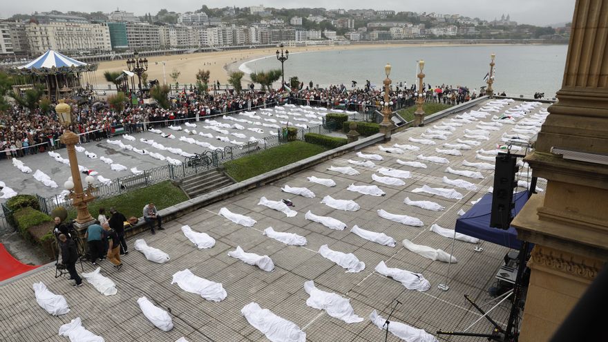 Cientos de personas amortajadas recrean en Donostia una morgue para pedir el fin del genocidio en Gaza