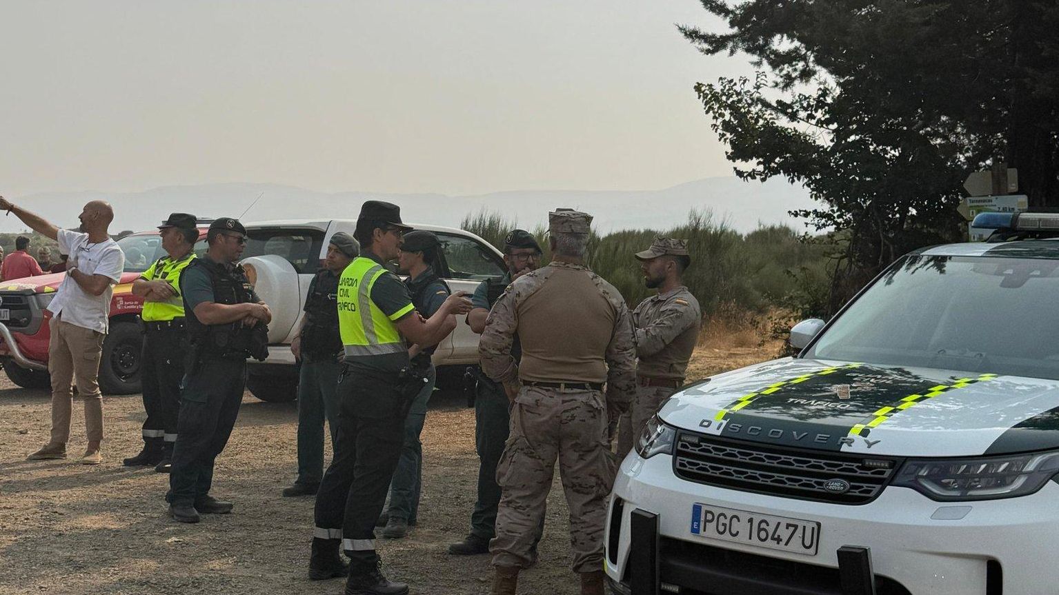 Miembros de la Armada, de Marina y de la Guardia Civil organizando un operativo.