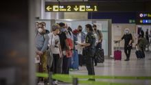 Los primeros turistas en llegar al aeropuerto de Sevilla el pasado 21 de junio.