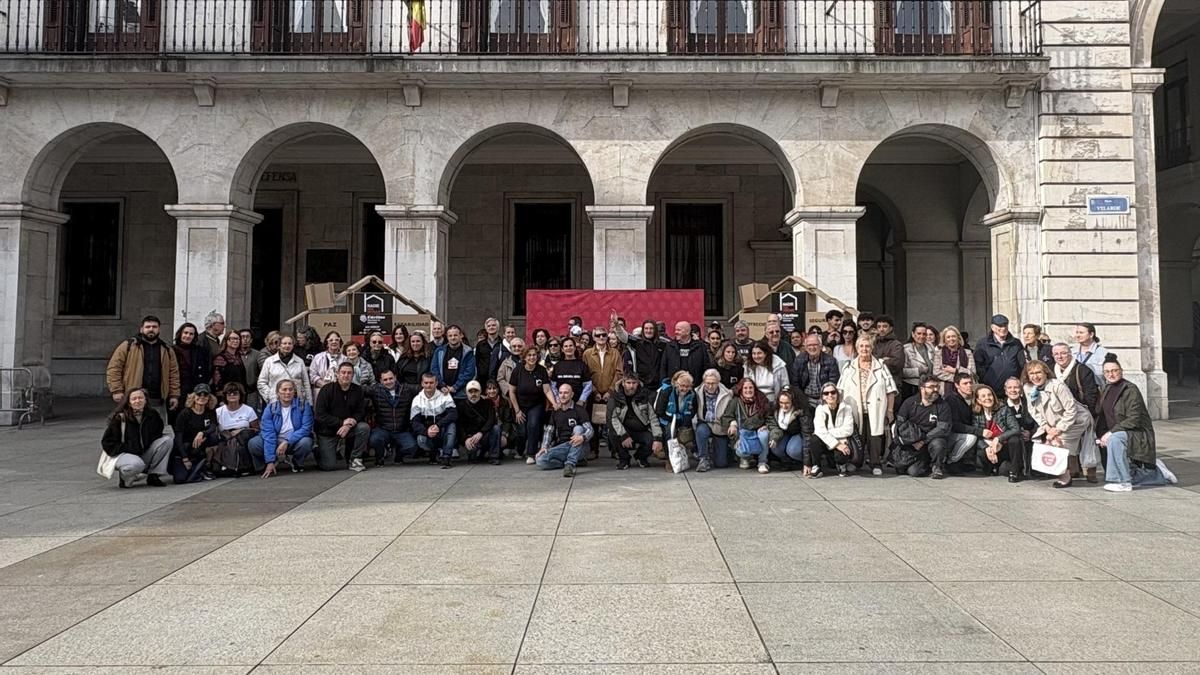 La campaña de Cáritas 'Nadie Sin Hogar 2026' reclama en la plaza Porticada de Santander una vivienda digna