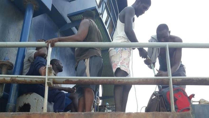 Parte de los tripulantes del 'Cobija' recogen sus pertenencias antes de abandonar el barco