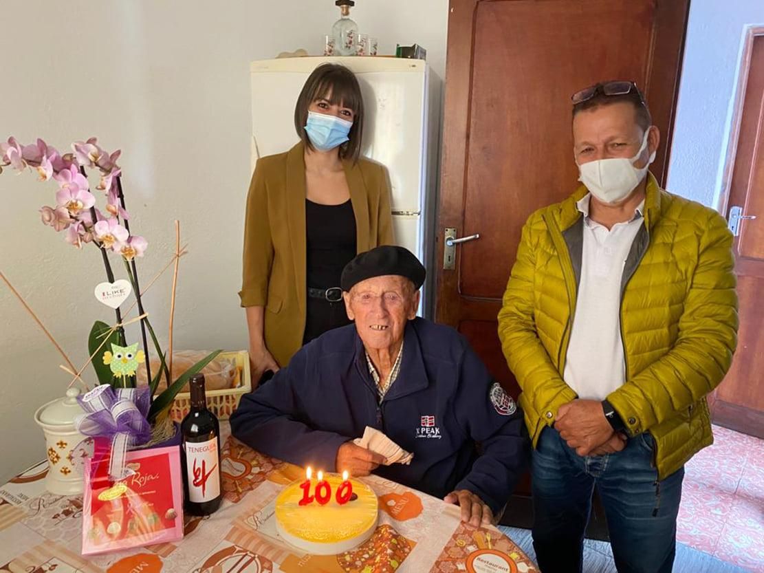 Don Eugenio Hernández,  con el alcalde de Fuencaliente, Gregorio Alonso Méndez, y la teniente de alcalde, Patricia Hernández.