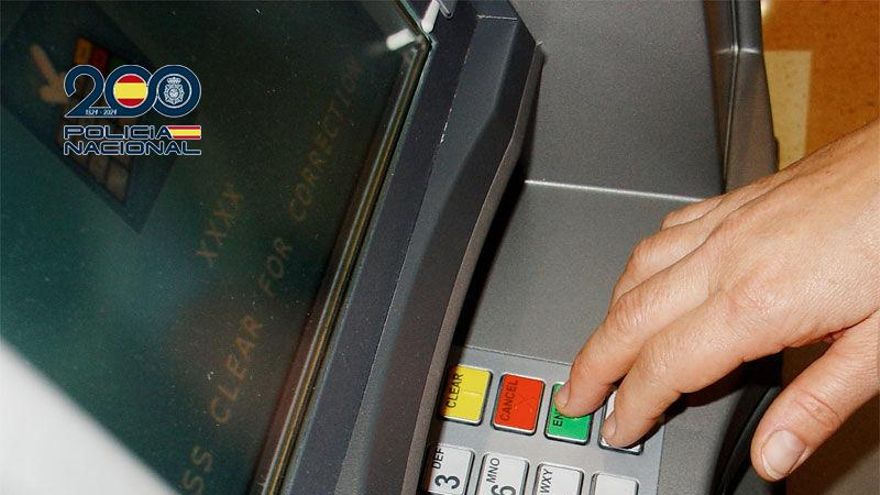 Estafa contactless: distraen a la víctima en cajeros automáticos y realizan reintegros de más de 1.000 euros
