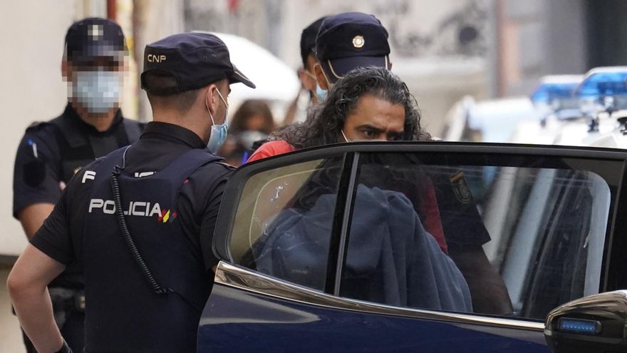 El cantante Diego 'El Cigala' saliendo detenido de comisaría, a 10 de junio de 2021, en Madrid (España). El cantaor flamenco Diego El Cigala fue detenido ayer por un presunto delito de violencia de género.