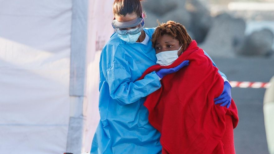 Archivo - Una sanitaria ayuda a una mujer migrante a desembarcar de la guardamar Talía a 25 de agosto de 2021, en Arguineguín (Gran Canaria), Islas Canarias.